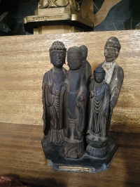 5人には狭そう　五体立一組薬師如来