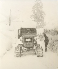 大井沢に雪上車走る