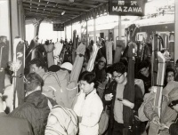 スキー客で賑わう間沢駅