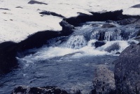 石跳川に流れ出る雪融け水