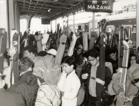 スキー客で賑わう間沢駅