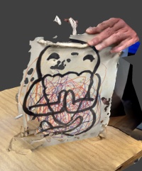 クラ神様が描かれた画用紙の3Dモデル