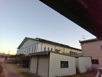 蚕室造りの体育館の屋根