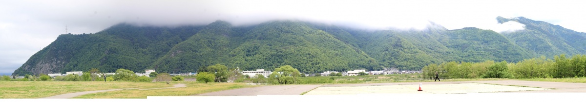 虚空蔵山から太郎山にかけて 新緑と逆さ霧