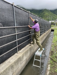 ホタル駐車場遮光ネット設置作業