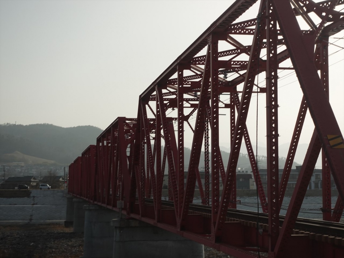 電車が通る赤い鉄橋