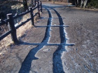 軽井沢：日陰に残る雪の痕跡