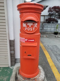丸型の郵便ポスト