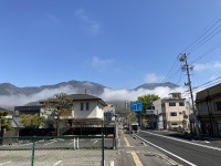 山に向かう