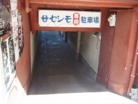 商店街の中にある駐車場